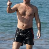 Jude Law hat zwar einige Geheimratsecken, seine beachtliche Körperbehaarung trägt der Brite aber voller Stolz zur Schau.