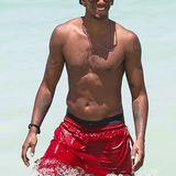 FC-Bayern-Spieler Jérôme Boateng hat im Urlaub gut lachen: Als erfolgreicher Fußballprofi verdient er nicht nur ein kleines Vermögen, sondern kann auch mit Recht stolz auf seinen athletischen Körper sein.