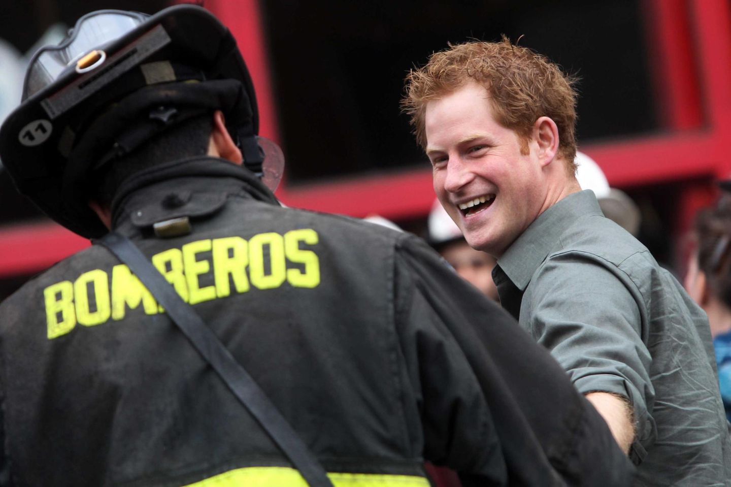 28. Juni  In Valparaiso scherzt Harry mit freiwilligen Feuerwehrmännern der George Garland Company.