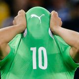 Der algerische Spieler Sofiane Feghouli vergräbt sein Gesicht unter seinem Trikot.
