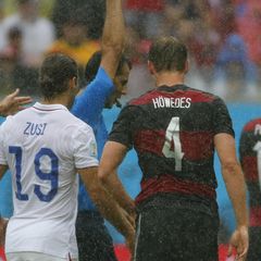 Benedikt Höwedes sieht schon in der zwölften Minute nach einem taktischen Foul die Gelbe Karte.