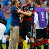 Per Mertesacker war schon in der deutschen Nationalmannschaft als Jürgen Klinsmann noch Trainer war. Deshalb verstehen sich die beiden auch heute noch blendend.