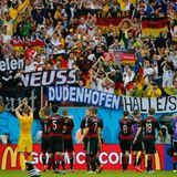 Nach dem 1:0-Triumph lässt sich die deutsche Nationalmannschaft von den angereisten Fans feiern.