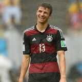Trotz Regens freut sich Thomas Müller über seinen Siegtreffer.