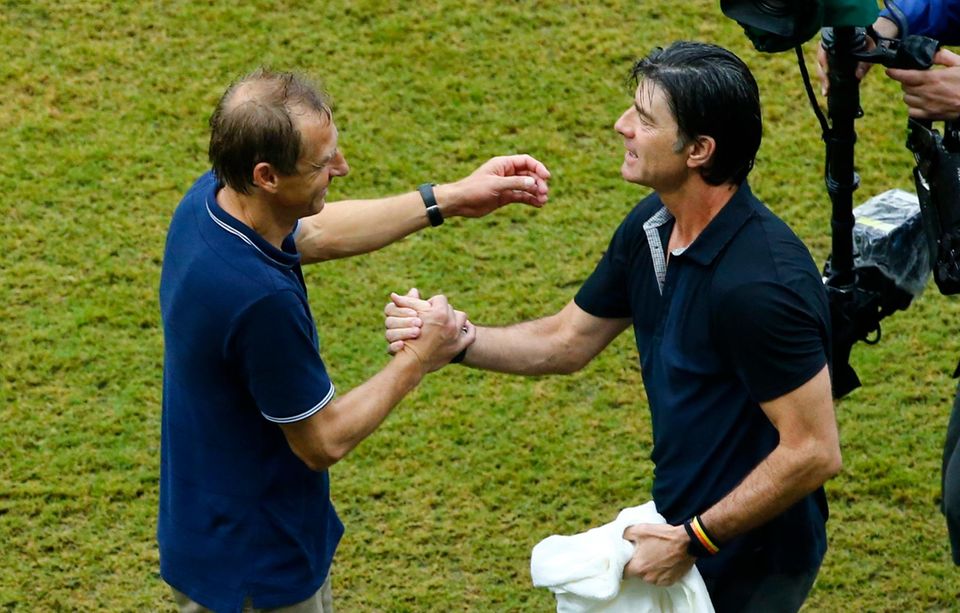 Nach dem Abpfiff freuen sich Jürgen Klinsmann und Jogi Löw über den Erfolg ihrer Mannschaften.