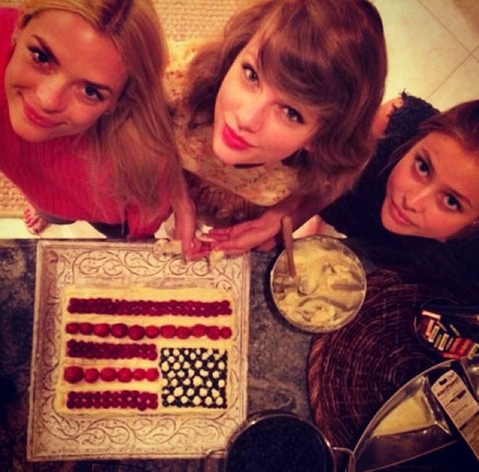Jaime King und Taylor Swift haben gebacken. Jaime King und Taylor Swift haben gebacken.
