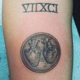 Hier durfte wieder Tattoo-Künstlerin Kat Von D ans Werk: Sie verpasste Miley Cyrus eine Mini-Version von Leonardo da Vincis anatomischer Herzen. Direkt darüber befindet sich die römische Ziffernfolge "VIIXCI". Über die Bedeutung der Zahlen hat der Popstar aber noch nie ein Wort verloren.