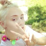Peace, Schwester! Bereits 2011 hat sich Miley Cyrus das "Om"-Symbol auf das linke Handgelenk stechen lassen.