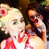 Gleich sieben Tattoos trägt Miley Cyrus an den Fingern ihrer rechten Hand: Die Wörter "Karma" und "Bad", sowie verschiedene Symbole - ein Herz, ein Auge, ein Kruzefix, ein Peace - und ein Gleichzeitszeichen.