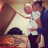 Die XL-Pizza betrachtet die vierfache Mutter lieber mit etwas Abstand.