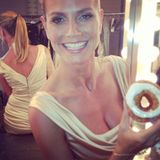 Ein glasierter Donut hat im Schnitt 400 Kalorien. Kein Wunder, dass Heidi Klum nicht herzhaft in die Süßware beißt!