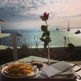 Während ihres Frankreich-Urlaubs im "Hotel Du Cap-Eden-Roc" bestellte sich das Model eine ordentliche Portion Pommes.