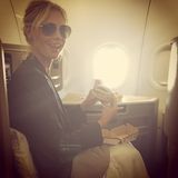 Heidi Klum macht Werbung für Burger. Zu diesem Bild postet sie: "Long Night, Breakfast of Champions".