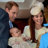 Bei der Ankunft vor der Kapelle begrüßen Herzogin Catherine, Prinz William und Baby George die Queen.