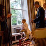 Anfangs noch etwas schüchtern taut Prinz George auf, als er Obama sein Schaukelpferd vorführen darf.