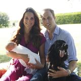 Im August 2013 veröffentlicht der "Kensington Palast" endlich ein neues Foto von Prinz George. Gemeinsam mit Hund Lupo posieren Prinz William, Ehefrau Catherine und ihr Sohn im Garten von Familie Middleton.