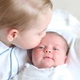 6. Juni 2015  Ganz vernarrt in die kleine Schwester: Prinz George gibt Charlotte ein Küsschen. Mama Herzogin Catherine hält den Moment auf Kamera fest.
