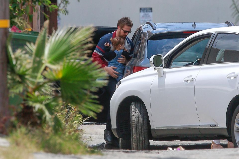8. Mai 2016 Endlich gibt es ein Foto von Esmeralda und ihrem Papa Ryan Gosling. Liebevoll und schützend bringt er sie in den Wagen. Seit dem 29. April ist die Kleine auch eine große Schwester. Eva Mendes und Ryan Gosling sind erneut Eltern von einer Tochter geworden. Sie hört auf den Namen Amada Lee Gosling. 8. Mai 2016 Endlich gibt es ein Foto von Esmeralda und ihrem Papa Ryan Gosling. Liebevoll und schützend bringt er sie in den Wagen. Seit dem 29. April ist die Kleine auch eine große Schwester. Eva Mendes und Ryan Gosling sind erneut Eltern von einer Tochter geworden. Sie hört auf den Namen Amada Lee Gosling.