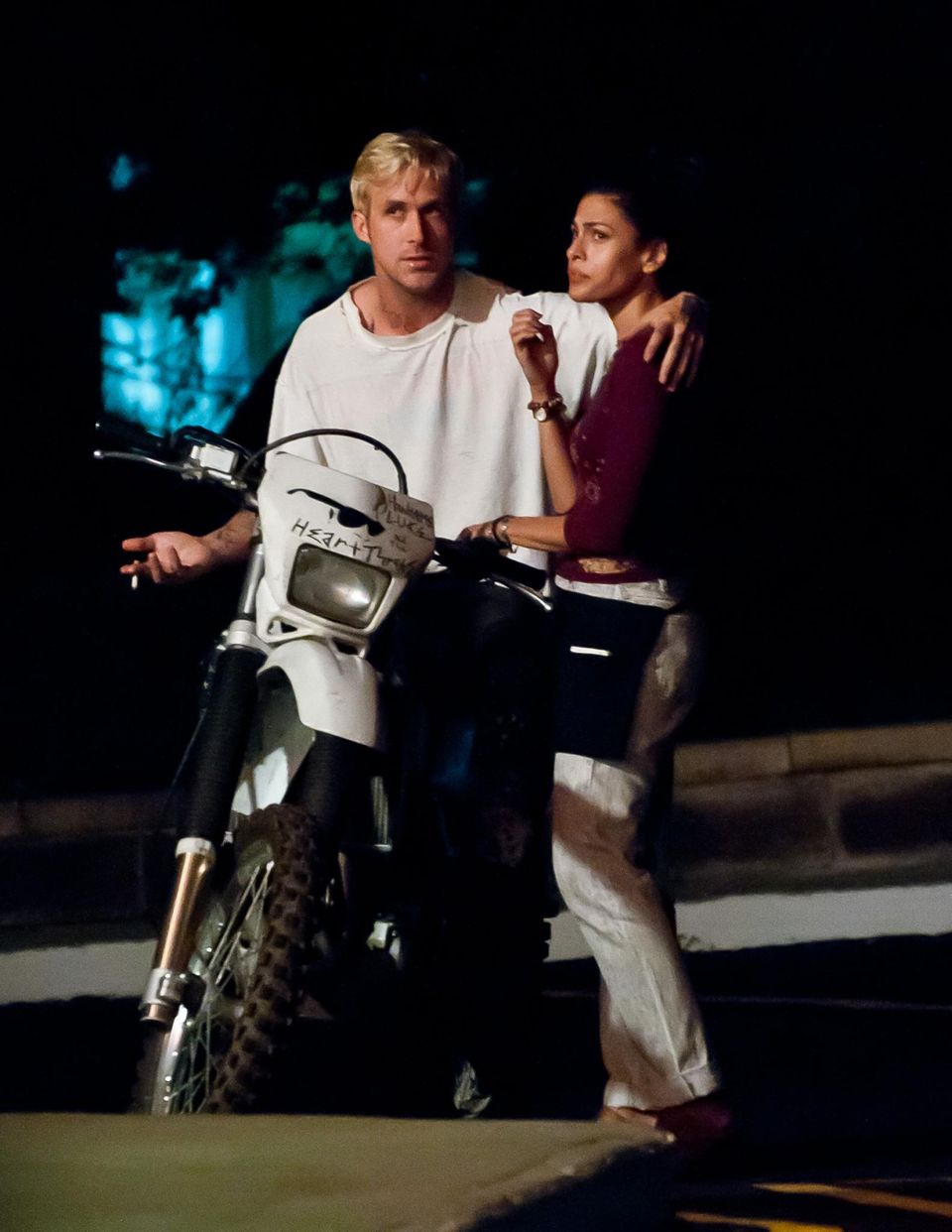 5. August 2011 Ryan Gosling und Eva Mendes lernen sich bei den Dreharbeiten zu dem Film "The Place Beyond The Pines" kennen und lieben. 5. August 2011 Ryan Gosling und Eva Mendes lernen sich bei den Dreharbeiten zu dem Film "The Place Beyond The Pines" kennen und lieben.