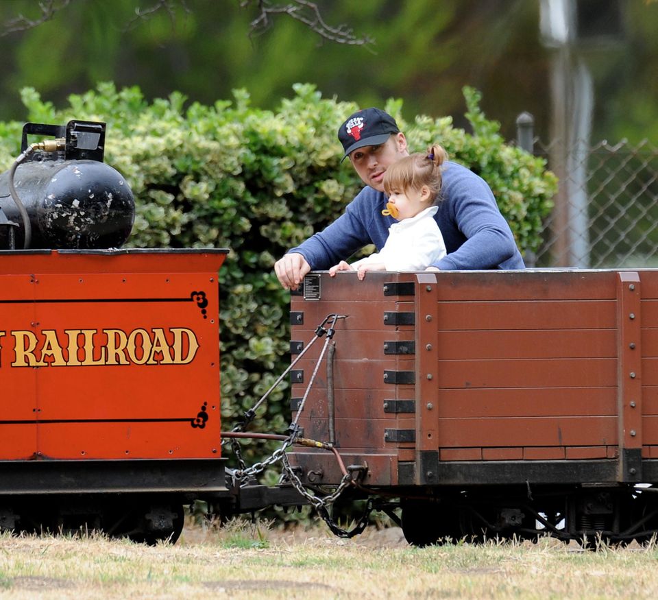 11. Juni 2016 Tuff tuff tuff, die Eisenbahn: Während Mama Eva Mendes mit der neugeborenen (29. April 2016) Amada Lee Gosling zuhause ist, fährt Ryan Gosling mit der zweijährigen Esmeralda im Zugwaggon und erklärt ihr die Welt. 11. Juni 2016 Tuff tuff tuff, die Eisenbahn: Während Mama Eva Mendes mit der neugeborenen (29. April 2016) Amada Lee Gosling zuhause ist, fährt Ryan Gosling mit der zweijährigen Esmeralda im Zugwaggon und erklärt ihr die Welt.