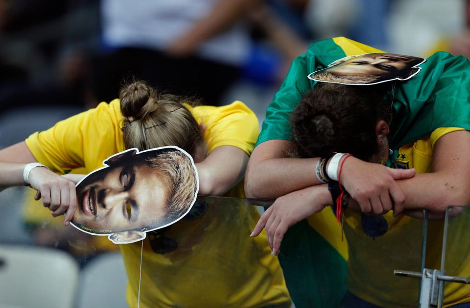 Die brasilianischen Fans sind am Boden zerstört und fragen sich, ob mit dem verletzten Neymar wohl alles anders gelaufen wäre. Die brasilianischen Fans sind am Boden zerstört und fragen sich, ob mit dem verletzten Neymar wohl alles anders gelaufen wäre.