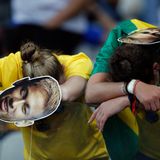 Die brasilianischen Fans sind am Boden zerstört und fragen sich, ob mit dem verletzten Neymar wohl alles anders gelaufen wäre.
