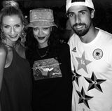 Auch an der Seite der Spielerfrauen lässt Rihanna sich ablichten. Hier posiert sie mit Sami Khedira und dessen Freundin Lena Gercke.