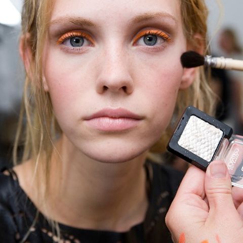 Der Teint sonnengeküsst, die Augen mit leuchtendem Orange als Kontrast: Bei Lala Berlin sind die Stylisten der Kosmetikmarke Catrice am Werk.