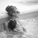 9. Juni 2013: Beyoncé entspannt sich mit Tochter Blue Ivy im hauseigenen Whirpool.