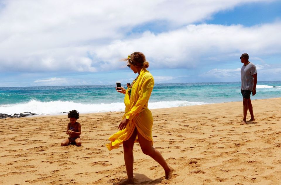 20. Juni 2016  Während Beyoncé und JayZ die traumhafte Kulisse genießen, buddelt Blue Ivy lieber im Sand. Von diesen tollen Fotos können wir gar nicht genug bekommen.