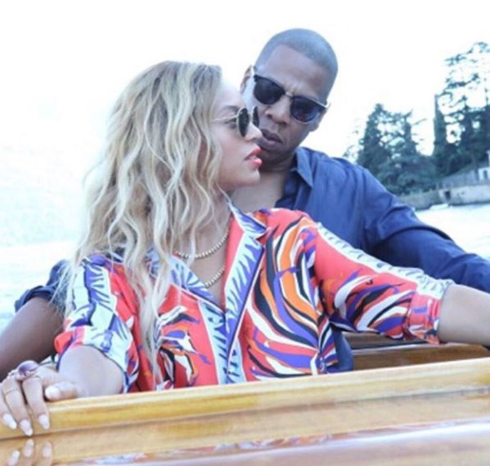 29. Juli 2016   Beyonce und Jay Z nehmen sich die Zeit für sich und fahren mit dem Boot auf der Seine.
