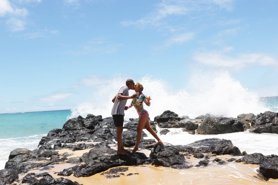 20. Juni 2016  Beyoncé Knowles und JayZ genießen ihre romantische Auszeit auf Hawaii in vollen Zügen. Heiße Küsse und Cocktails inklusive.