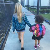 Apple Paltrow nimmt Beyoncés Tochter Blue Ivy an die Hand, um sich gemeinsam mit ihr das Spiel anzusehen.