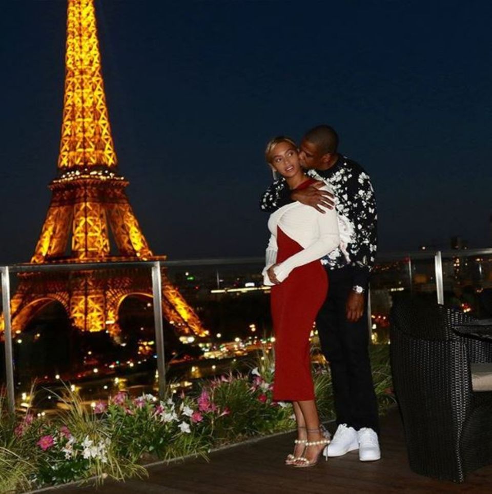 29. Juli 2016   Die Eltern Beyoncé und Jay Z verbringen einen Abend zu zweit bei traumhafter Kulisse. Hinter ihnen ist der Eiffelturm in seiner vollen Lichterpracht.