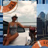 22. August 2015  Beyoncé unternimmt mit Blue Ivy einen Bootsausflug. Mutter und Tochter sind dabei im Partnerlook unterwegs: Beide tragen einen Badeanzug im gleichen Design und mit seitlichen Schnürungen.