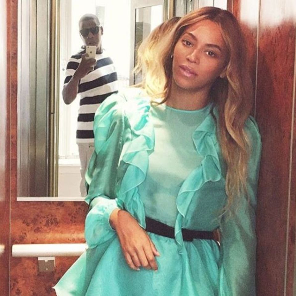 29. Juli 2016   Jay Z hält einen besonders schönen Moment seiner Frau Beyoncé fest. Beide befinden sich im romantischen Familienurlaub in Frankreich.