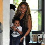 25. April 2013: Abseits ihrer Welttour gönnt sich Beyoncé ein wenig Ruhe mit Tochter Blue Ivy vor dem Konzert in Paris.