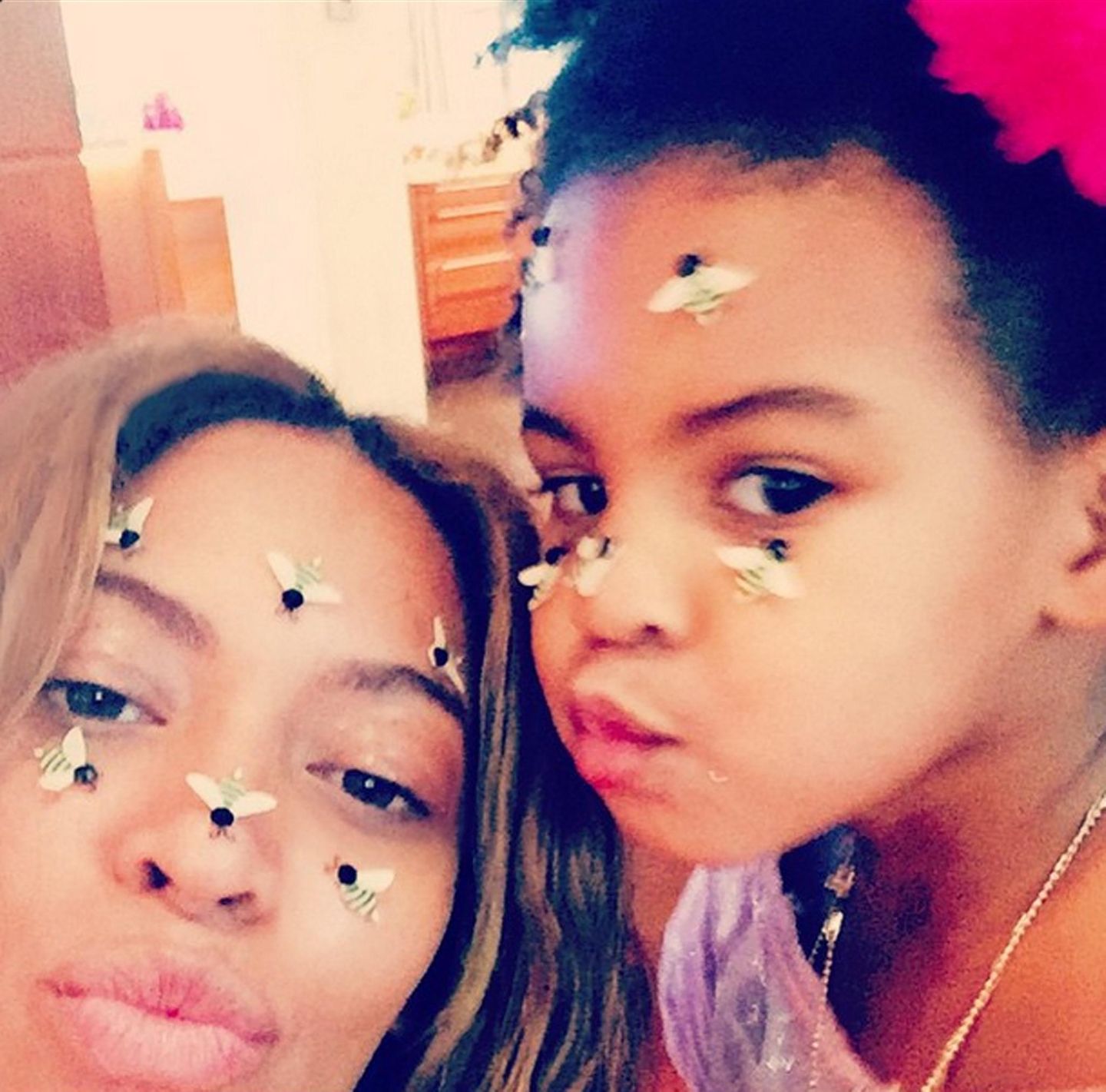 Auf Beyoncé und Blue-Ivy sind zum Valentinstag ein paar Bienchen gelandet.