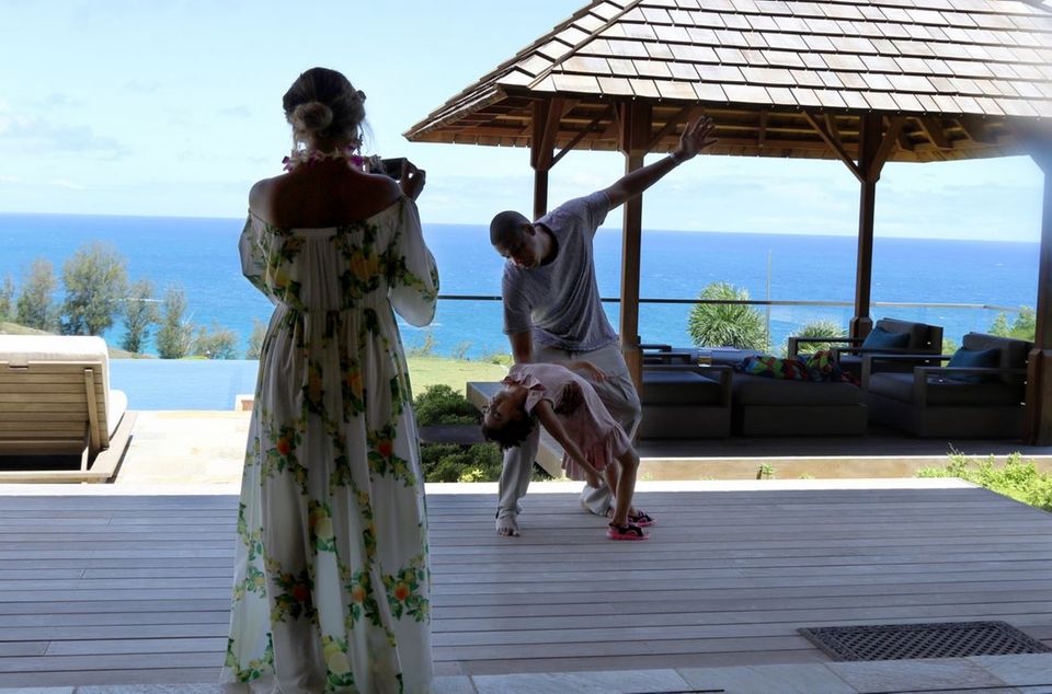 20. Juni 2016  JayZ schwingt mit Tochter Blue Ivy das Tanzbein. Beyoncé hält die süße Showeinlage mit dem Handy fest.
