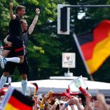 Manuel Neuer und Thomas Müller scheinen vor lauter Jubel auf der Fanmeile fast zu schweben.