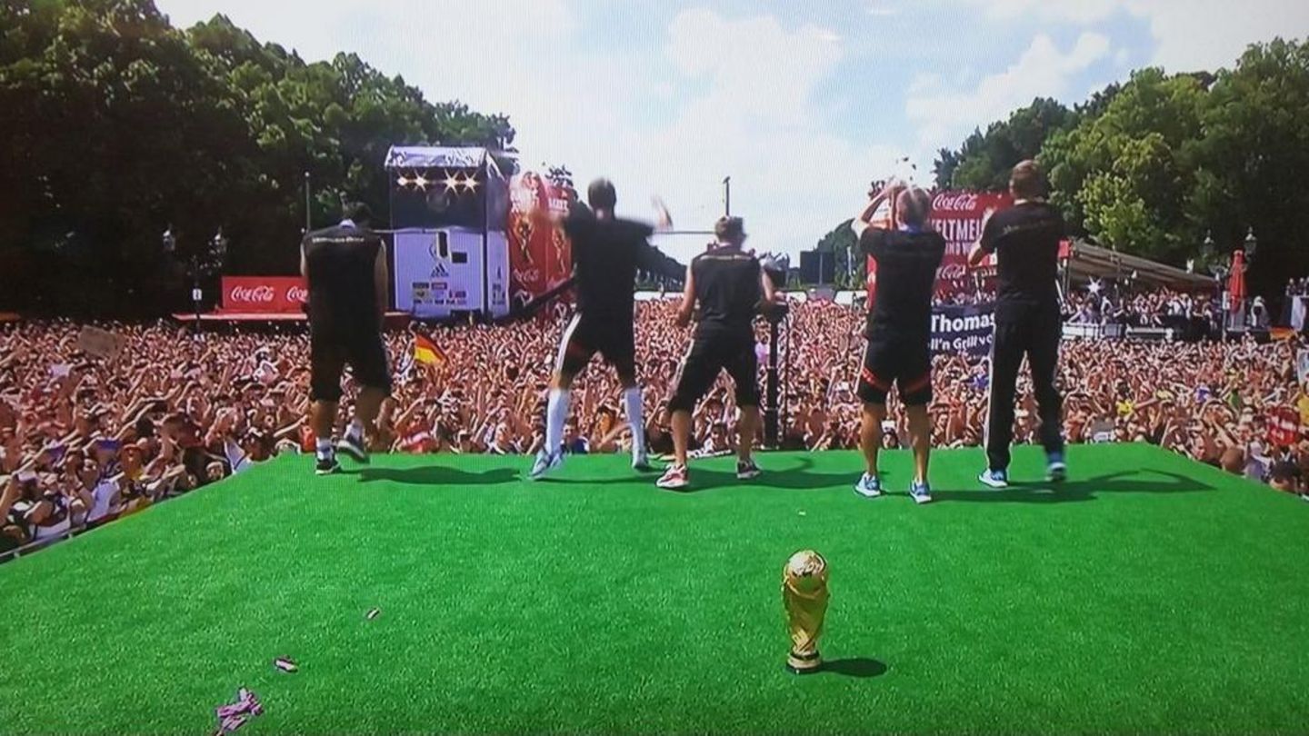 Nach Jogi Löw sind die Jungs dran. Hunderttausende jubeln den WM-Helden zu. Der Pokal ist da fast schon Nebensache.