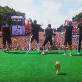Nach Jogi Löw sind die Jungs dran. Hunderttausende jubeln den WM-Helden zu. Der Pokal ist da fast schon Nebensache.
