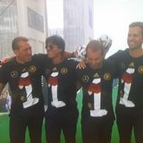 Um 13 Uhr sind die Weltmeister am Brandenburger Tor angekommen. Jogi Löw und sein Trainerteam haben die Ehre als Erste auf der Bühne aufzutreten. Alle tragen das Weltmeister-Trikot mit der Nr. 1.