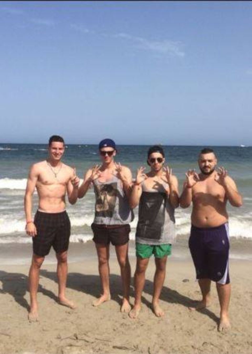 Julian Draxler entspannt sich mit Freunden am Strand.