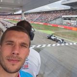 Lukas Podolski verbringt die Zeit nach der WM in Deutschland und besucht den "Großen Preis von Deutschland am Hockenheimring.
