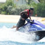 Lewis Hamilton ist nicht nur in seinem Formel 1-Wagen schnell, auch auf dem Wasser macht er eine gute Figur.