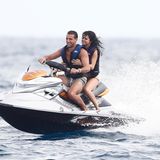 Auch das Geburtstagskind Selena Gomez dreht eine Runde auf den Wellen.