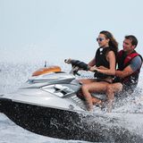 Cara Delevingne feiert mit Selena Gomez deren Geburtstag auf einer Yacht vor Saint-Tropez. Natürlich gehört da auch Jetski-Fahren zum Programm.