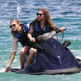 In Miami nimmt ein Freund Chloe Grace Moretz mit euf einen Wellenritt.