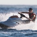 Justin Bieber ist zu Gast auf einer Jacht vor Ibiza.